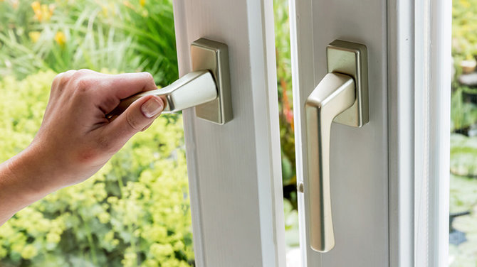 Doppelfenster wird auf einer Seite ganz geöffnet